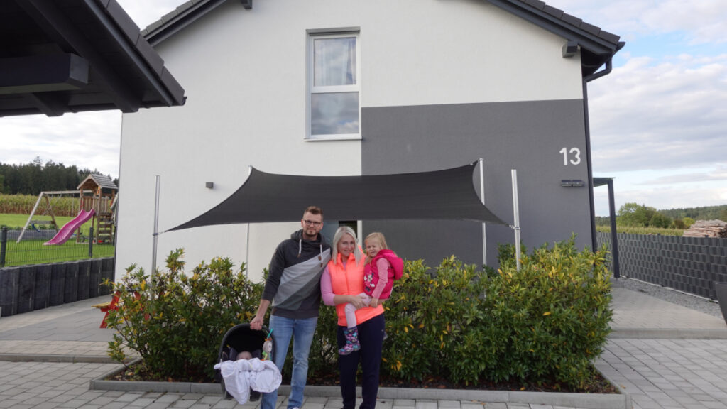 Familie Pflaum vor ihrem Haus als Referenzprojekt von Andreas Zink