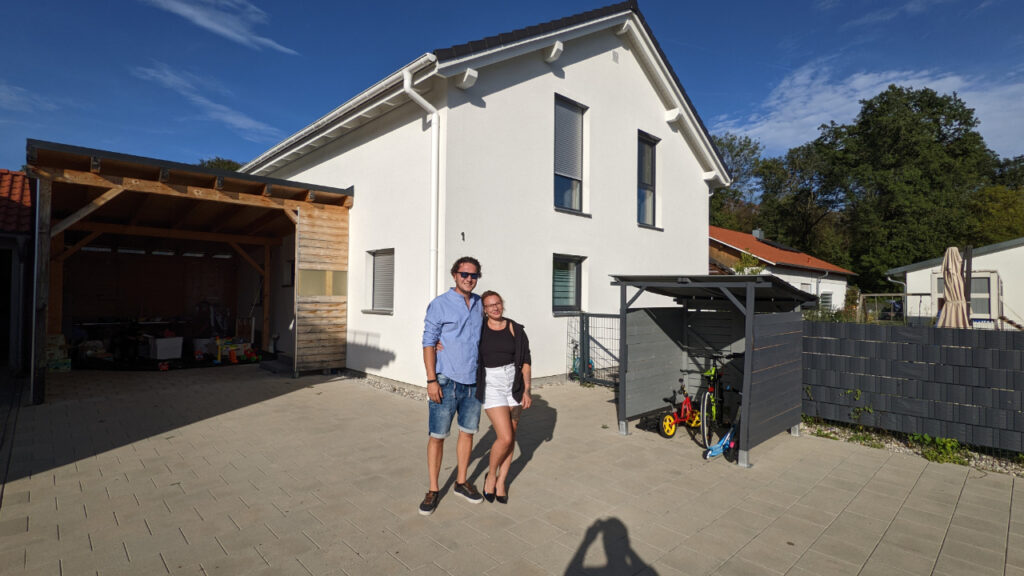 Familie Yavuz vor ihrem Haus als Referenzprojekt von Andreas Zink